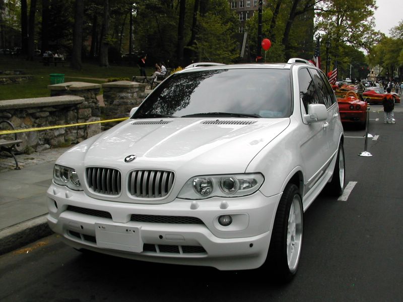 white picture of bmw 5X
