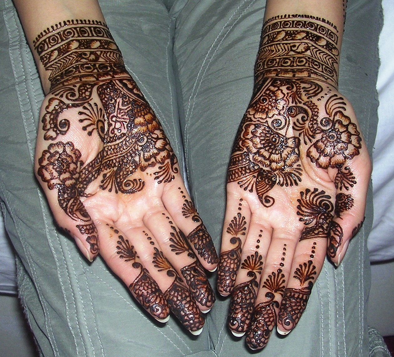 lovely mehndi design for hands
