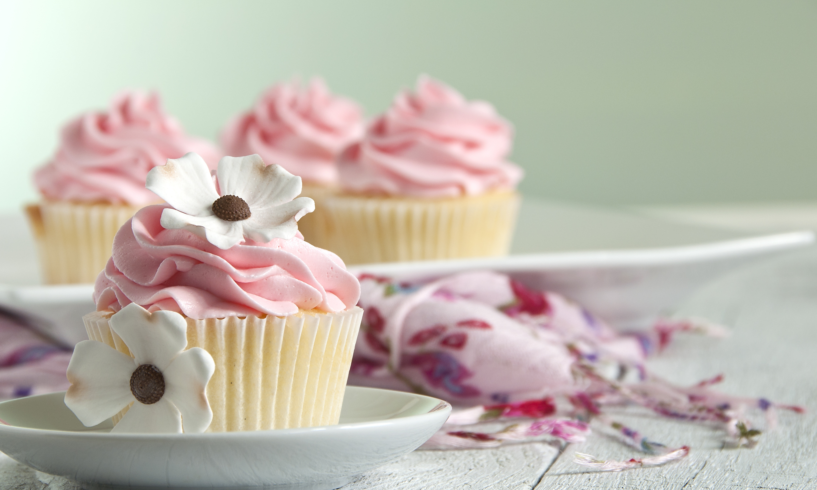 white floweron cupcake image