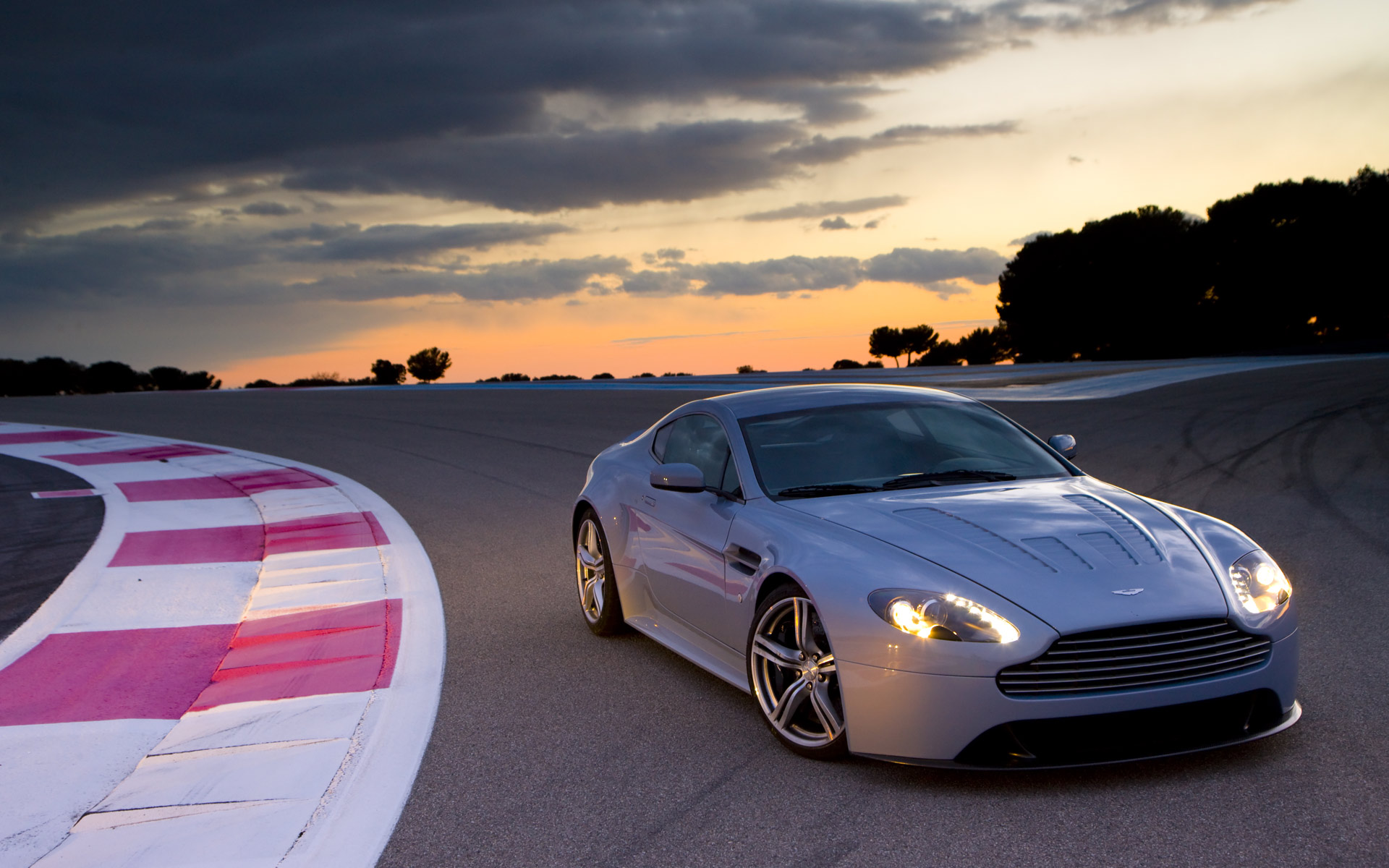 super hd Aston Martin V12 Wallpaper