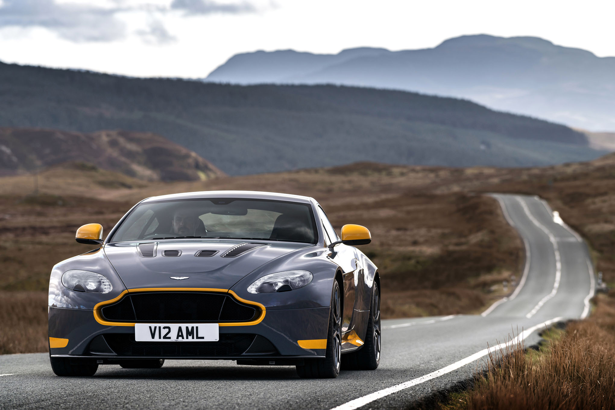 top hd Aston Martin V12 Wallpaper