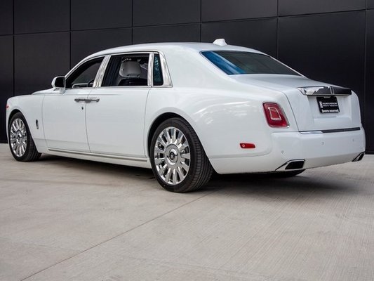 latest model car Rolls-Royce Phantom