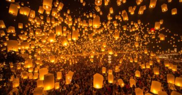 several thousand people Yi Peng Lantern Festival