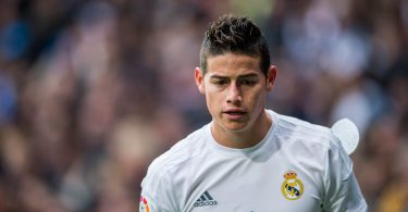 football playing James Rodriguez Wallpaper