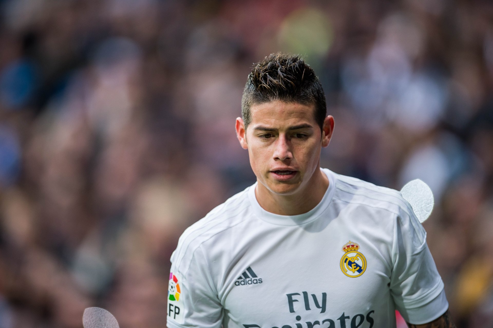 football playing James Rodriguez Wallpaper