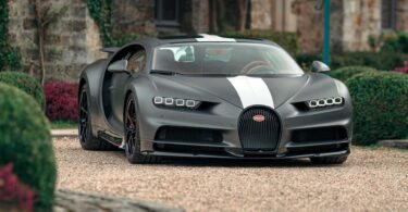 black Bugatti Chiron image