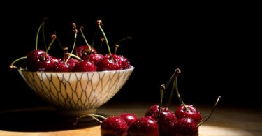 basket in Cherries Wallpaper