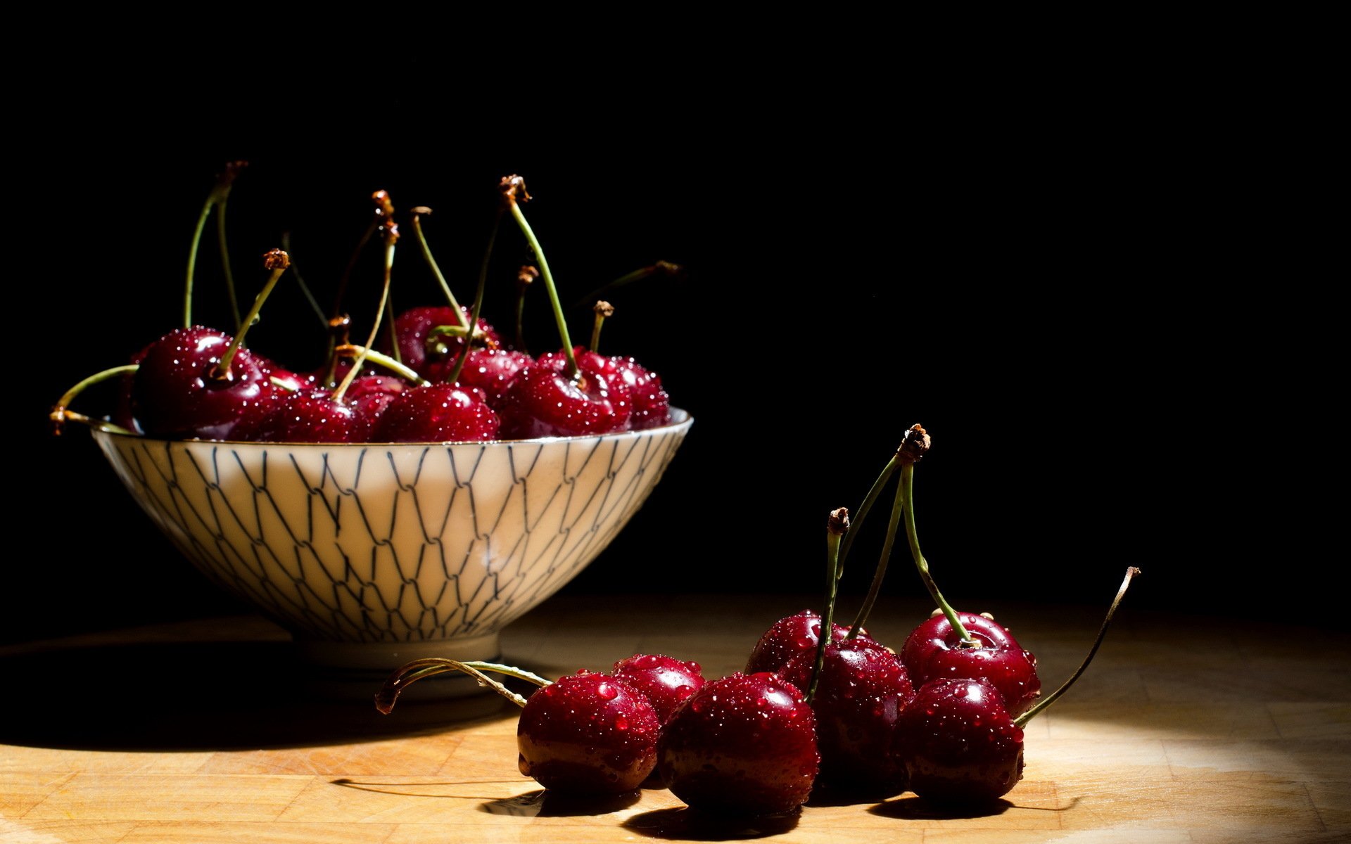 basket in Cherries Wallpaper