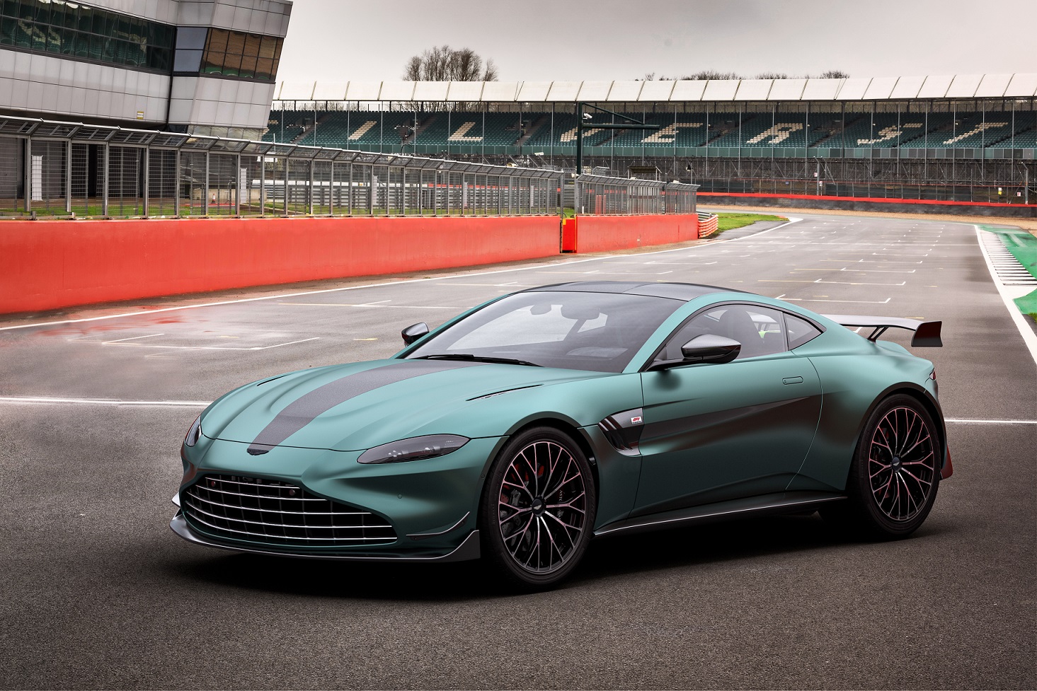 landscape Aston Martin Vantage F1 image