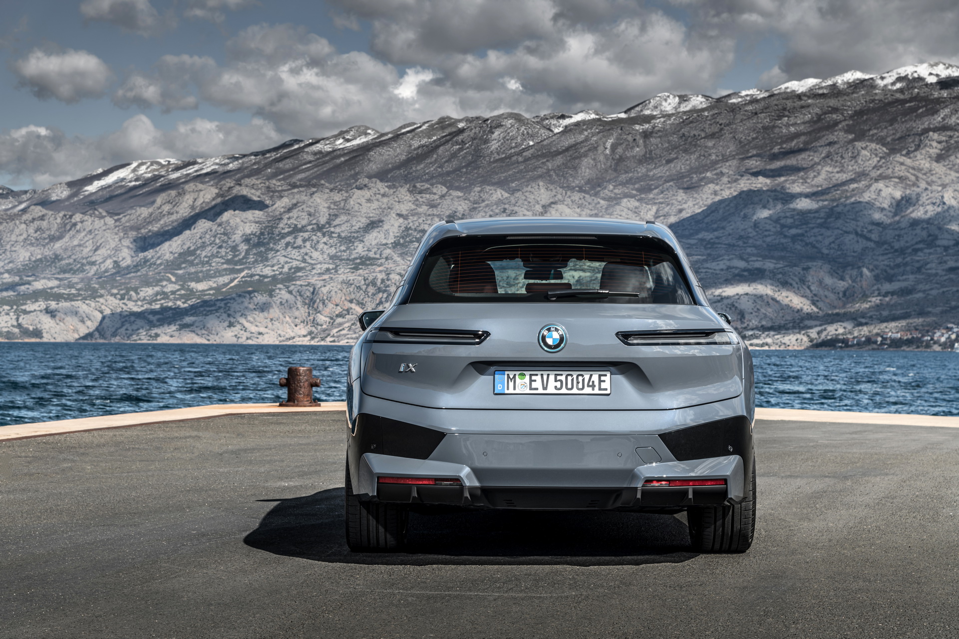 mountain background BMW iX xDrive50 Sport